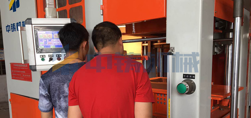 造型機廠家一天來兩波客戶，生產(chǎn)根本停不下來