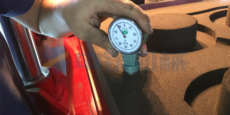 中鑄造型機的砂型效果杠杠的，硬度可以達(dá)到75--90之間