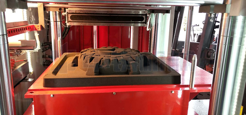 全自動造型機生產(chǎn)汽車配件，效果客戶很滿意！