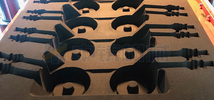 全自動造型機生產(chǎn)煤氣灶的爐頭，一箱出八個，效率高