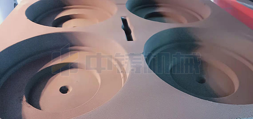 全自動造型機生產(chǎn)汽車剎車盤，一箱出四個，效率很高